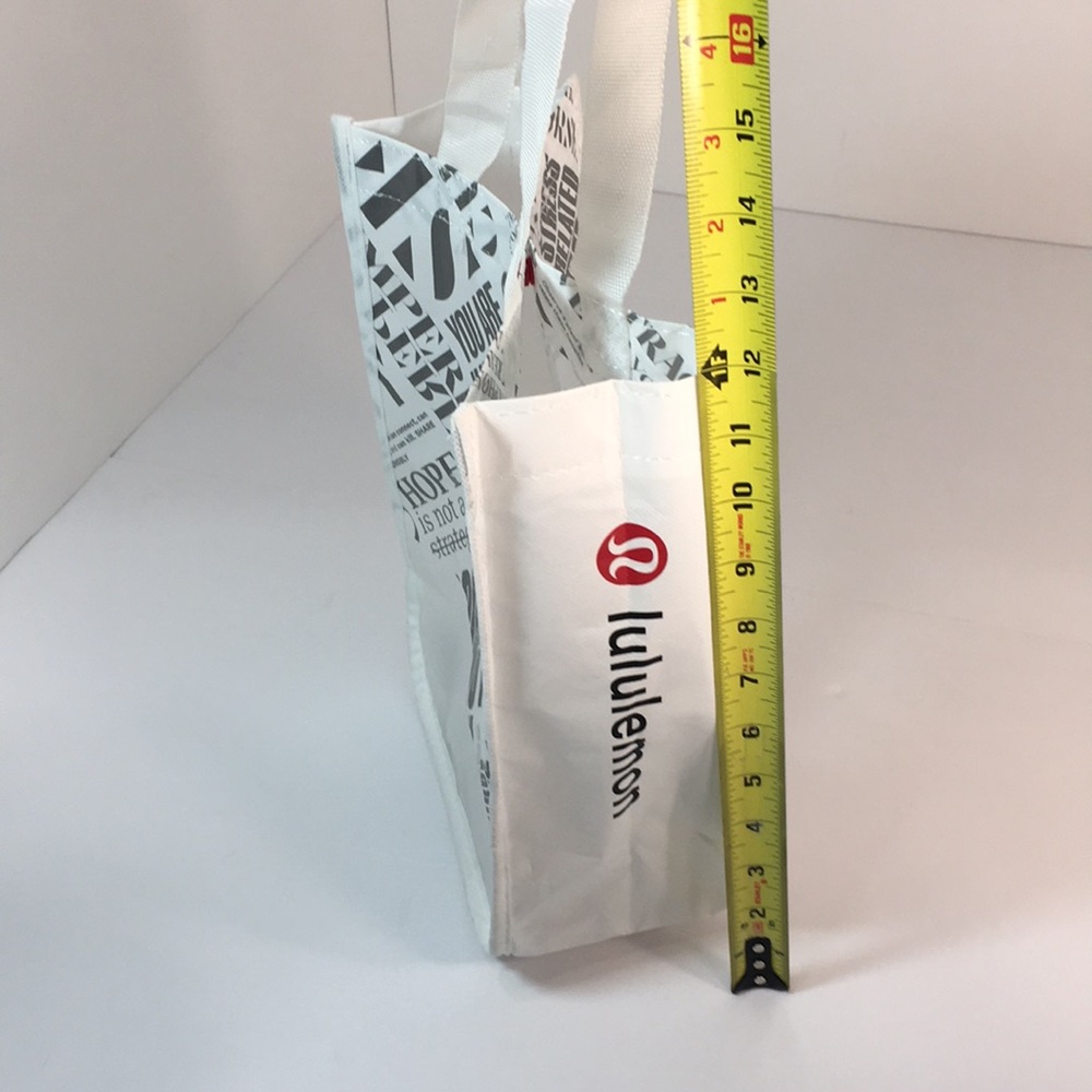 🤍NWOT🤍LULULEMON🤍WHITE & SILVER REUSABLE  BAG - Picture 14 of 15